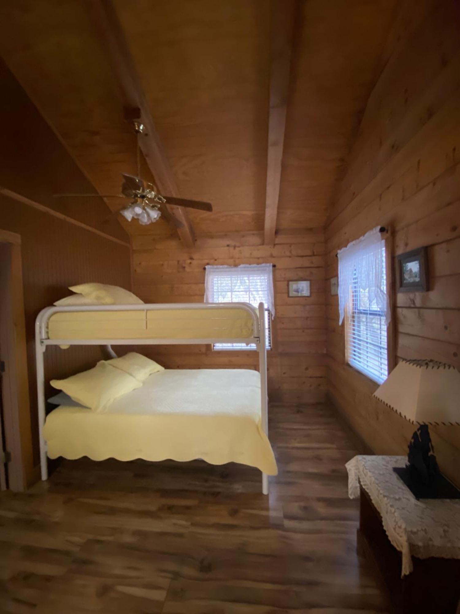 A Peace Of Heaven Cabins And Rv Vanderpool Buitenkant foto