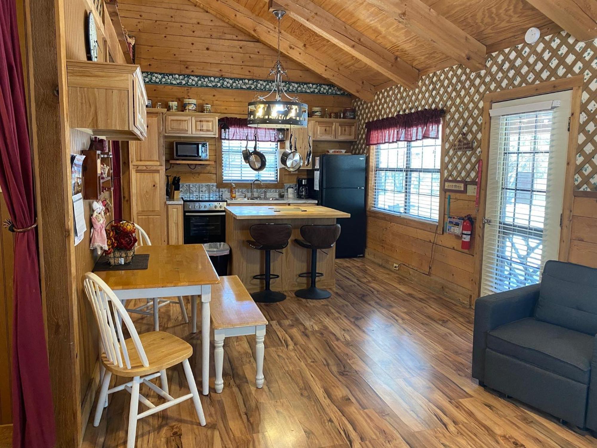 A Peace Of Heaven Cabins And Rv Vanderpool Buitenkant foto