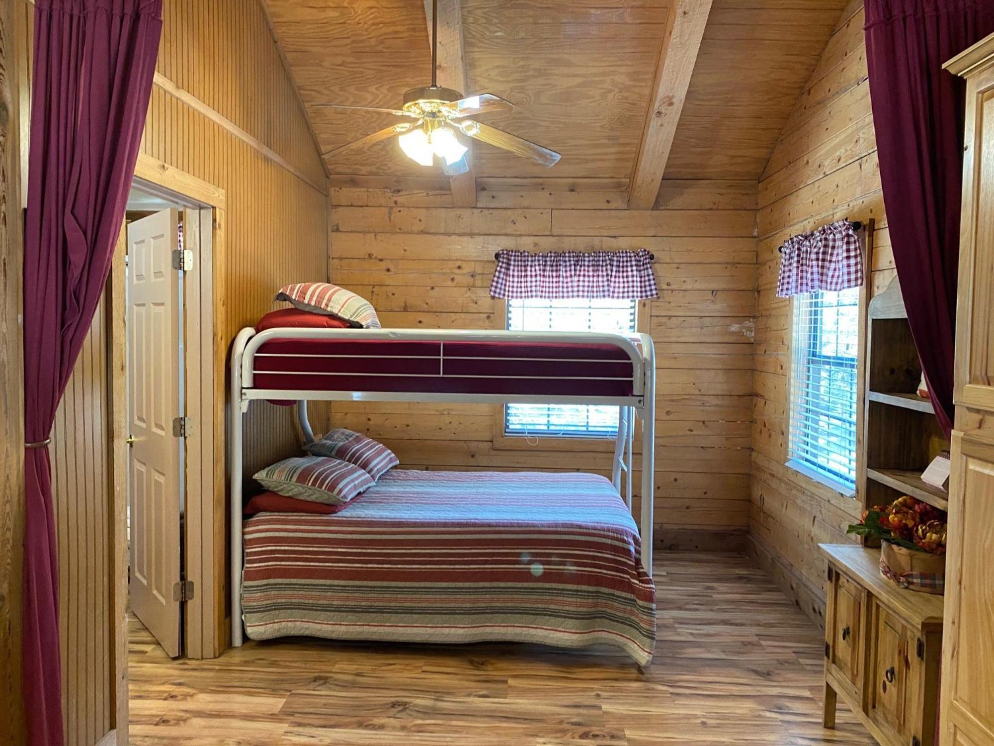 A Peace Of Heaven Cabins And Rv Vanderpool Buitenkant foto