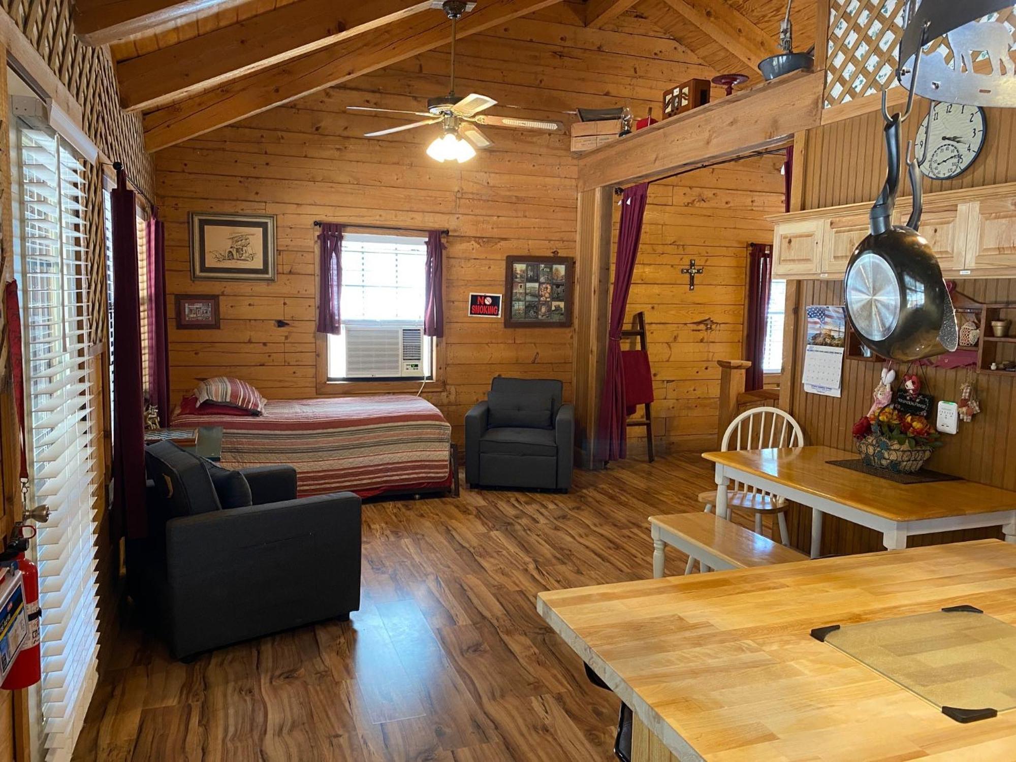 A Peace Of Heaven Cabins And Rv Vanderpool Buitenkant foto